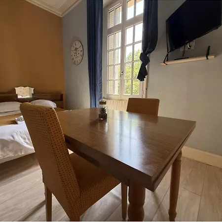 Le Séquoia Grande Maison 14 Personnes Сasa de vacaciones Airvault
